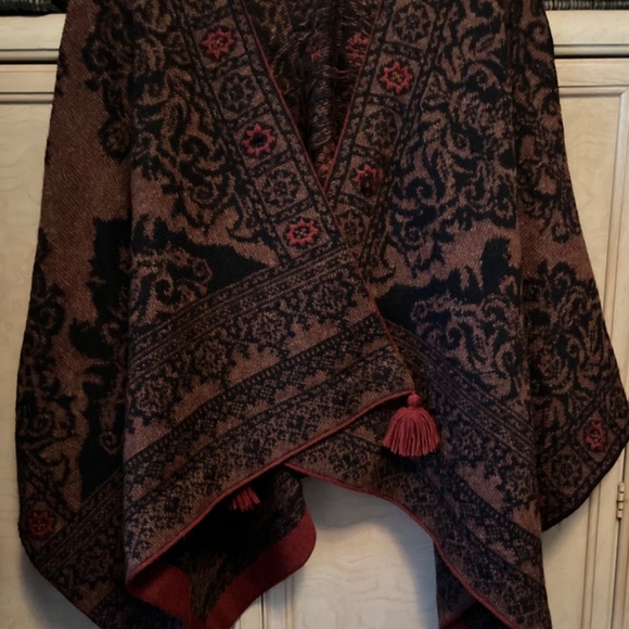 PERUVIAN CONNECTION BLACK, BROWN RUANA CAPE WITH RED ACCENTS AND EMBROIDERY - Picture 12 of 16